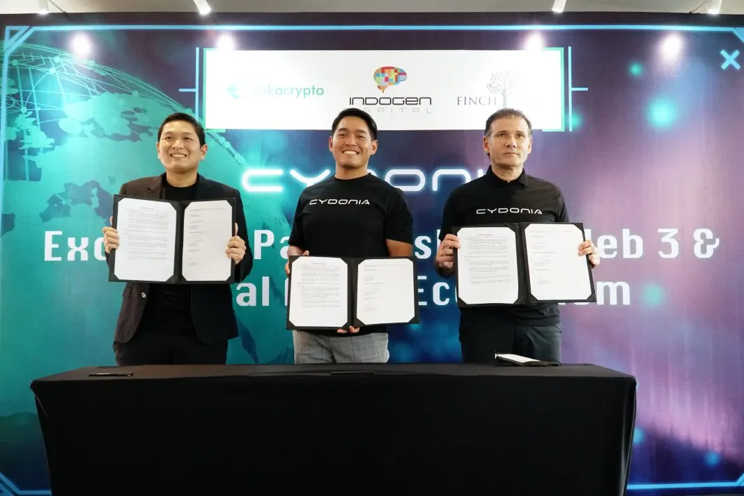 170322 (113) (ki-ka) Chandra Firmanto, Managing Partner IndoGen Capital; CEO Tokocrypto, Pang Xue Kai; Hans De Back, Managing Partner dari Finch Asia, lakukan penandatanganan MoU Cydonia Fund, Kamis (17/3).