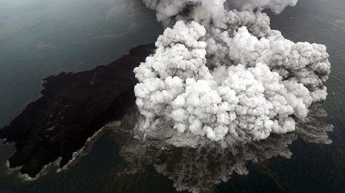 Terjadi Gempa Tremor Terus Menerus, Status Gunung Anak Krakatau Naik Menjadi Siaga