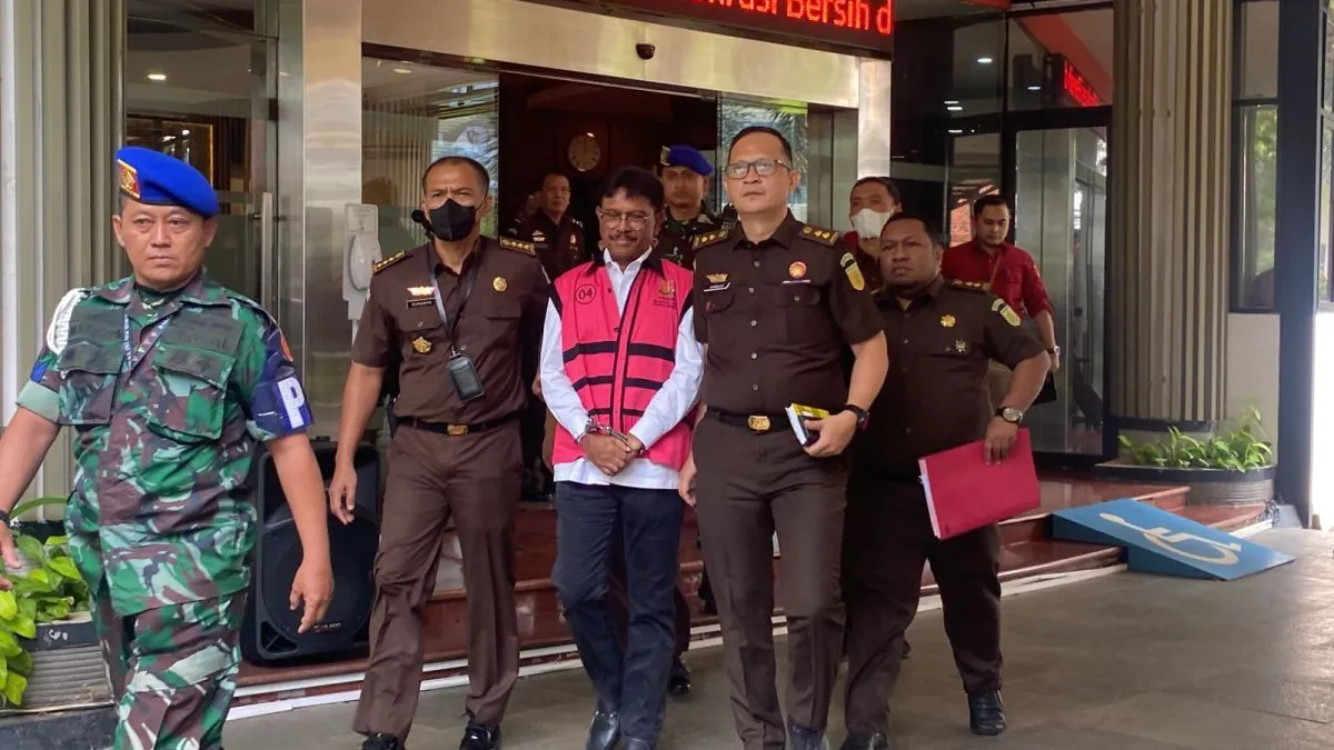 Sumber: https://nasional.okezone.com/read/2023/05/17/337/2815458/johnny-g-plate-ditahan-kejagung-kenakan-rompi-pink-langsung-masuk-mobil-tahanan-tanpa-berkomentar