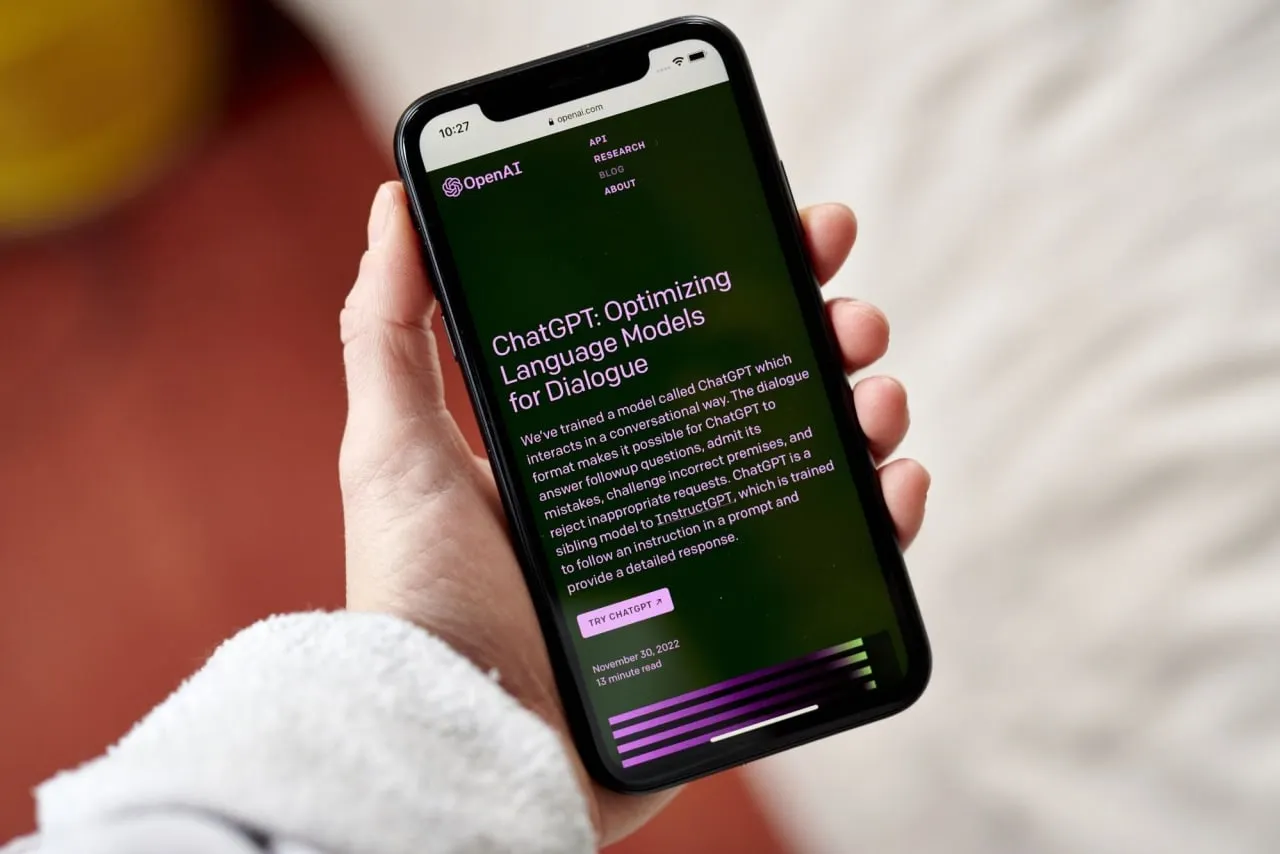 Sumber: https://www.wsj.com/articles/chatgpt-ai-chatbot-app-explained-11675865177