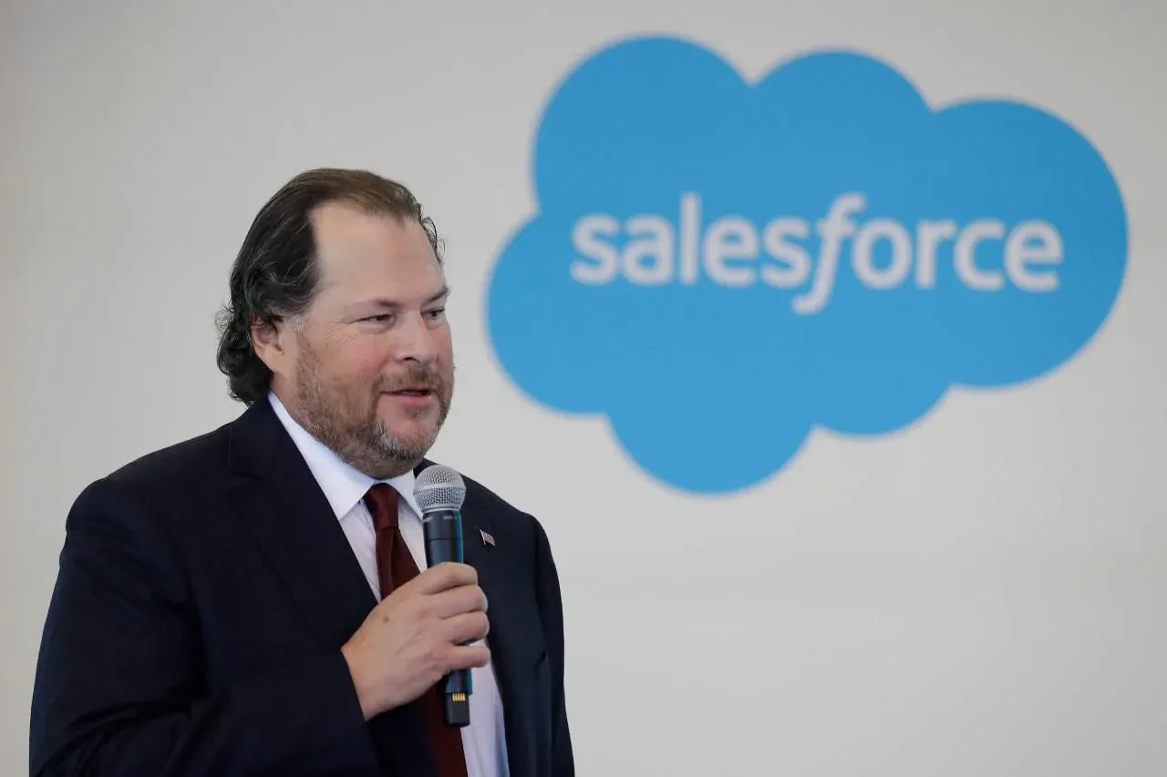 Salesforce PHK 2025