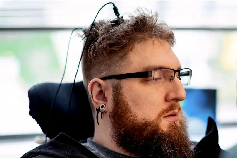 Sumber: https://www.dailystar.co.uk/tech/firm-implants-brain-chips-50-29864671