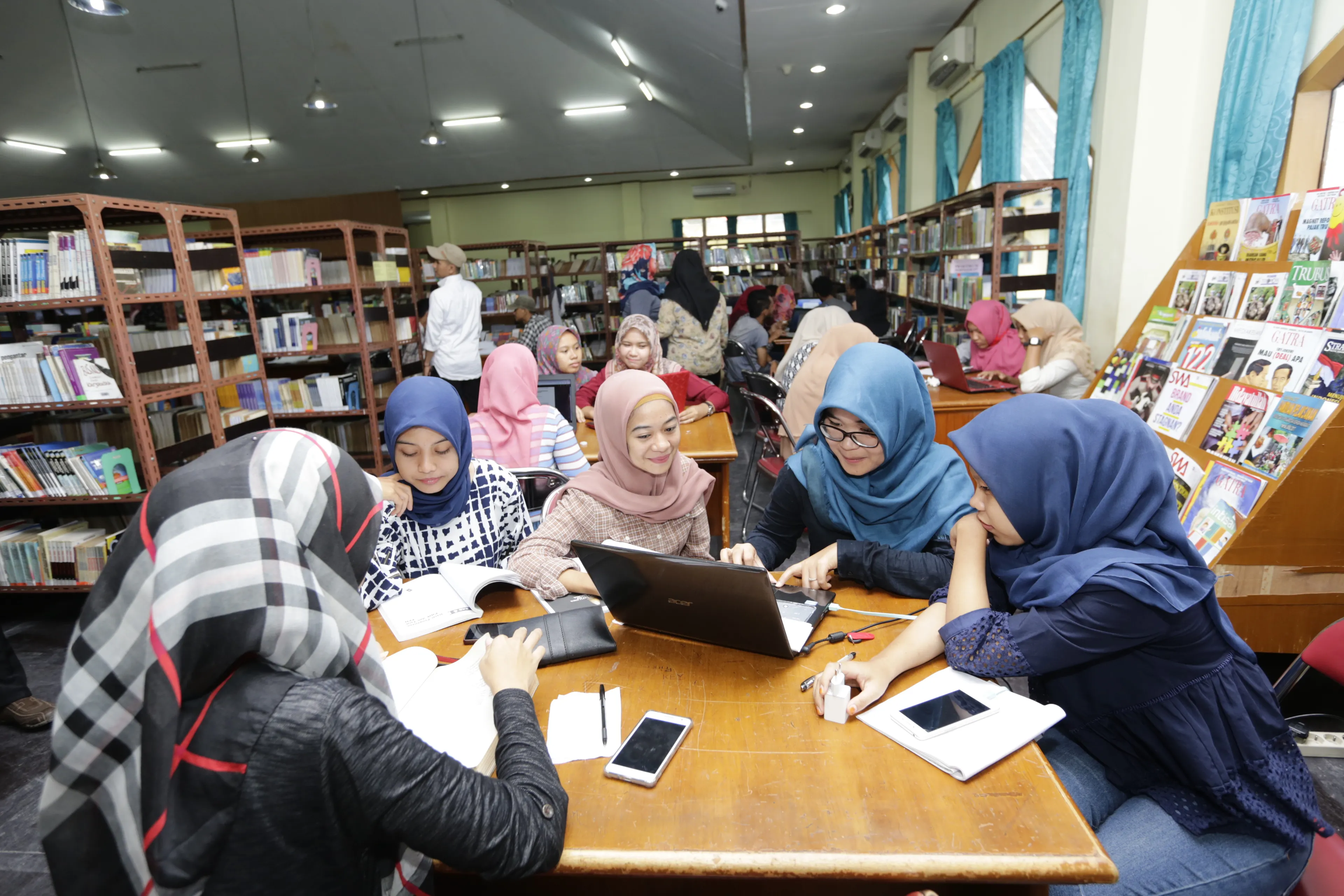 Sumber: https://perpustakaan.umsu.ac.id/galeri/gambar-mahasiswa-lagi-diskusi/