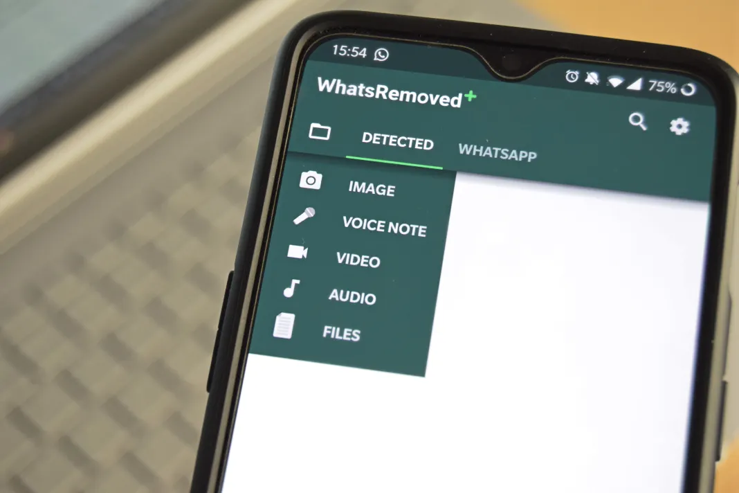 Sumber: https://blog.en.uptodown.com/whatsremoved-see-deleted-messages-whatsapp/