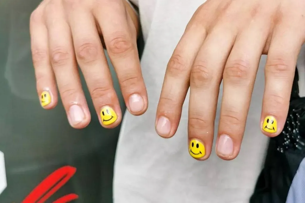 contoh nail art smiley
