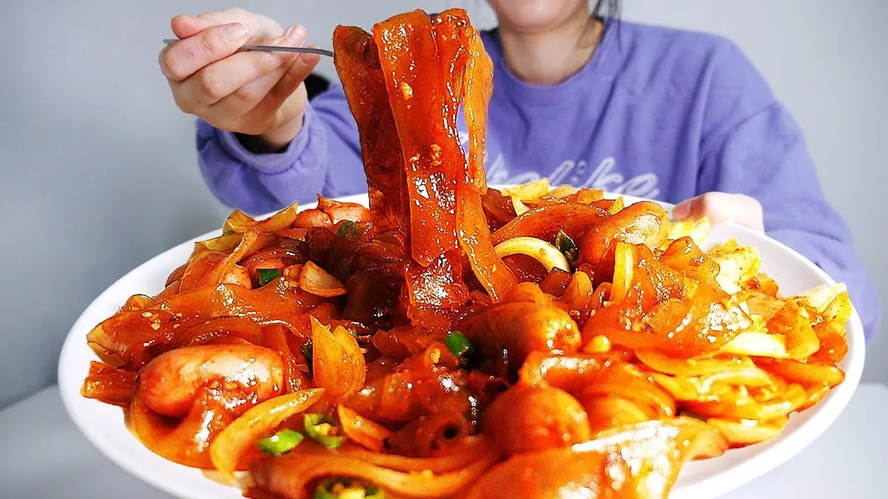 Mukbang kwetiau sosis RAKSASA!! - YouTube