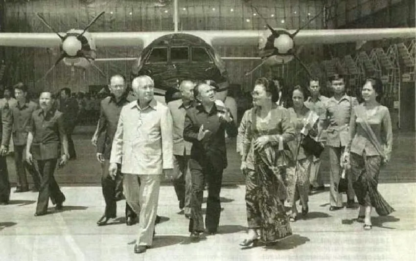 Hasil gambar untuk pak habibie membuat pesawat