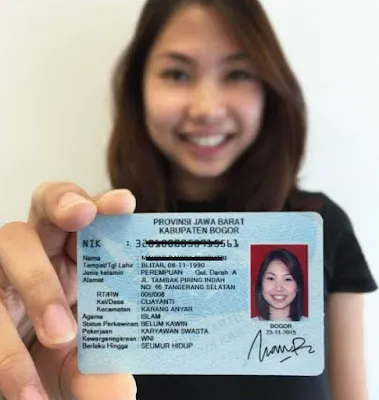 Orang pegang KTP Syarat Free Ongkir Cara Daftar Gratis Ongkir Shopee dan Syarat Ketentuannya