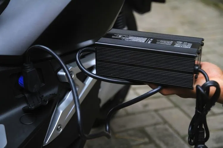 Sumber: https://otomotif.kompas.com/read/2020/12/18/111200615/cara-benar-mengecas-baterai-motor-listrik-jangan-tunggu-sampai-habis